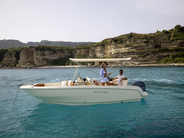 Noleggiare una Invictus  200SX a Fornells