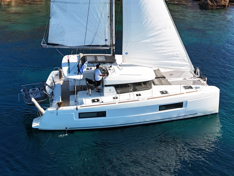Catamarano a noleggio a Álimos al miglior prezzo