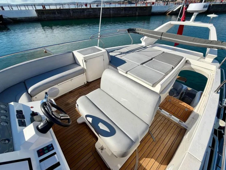Noleggio Yacht di lusso Sealine con patente nautica