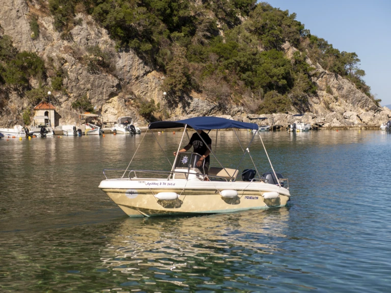 Barca a motore a noleggio a Aríllas al miglior prezzo