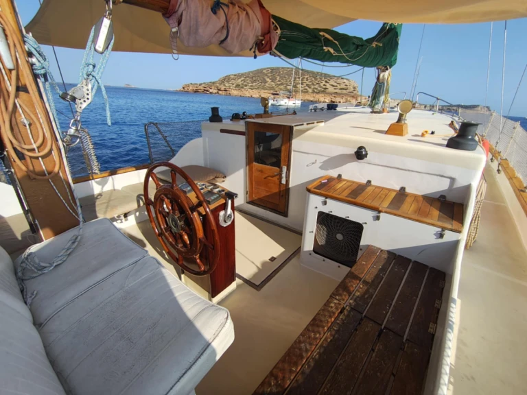 Barca a vela a noleggio a Sant Antoni de Portmany al miglior prezzo