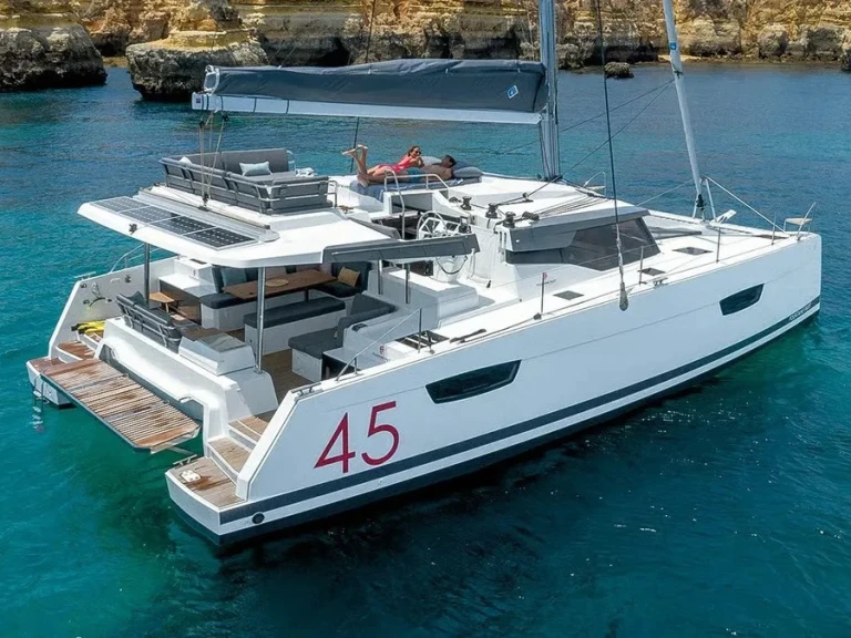 Noleggio Catamarano Fountaine Pajot con patente nautica