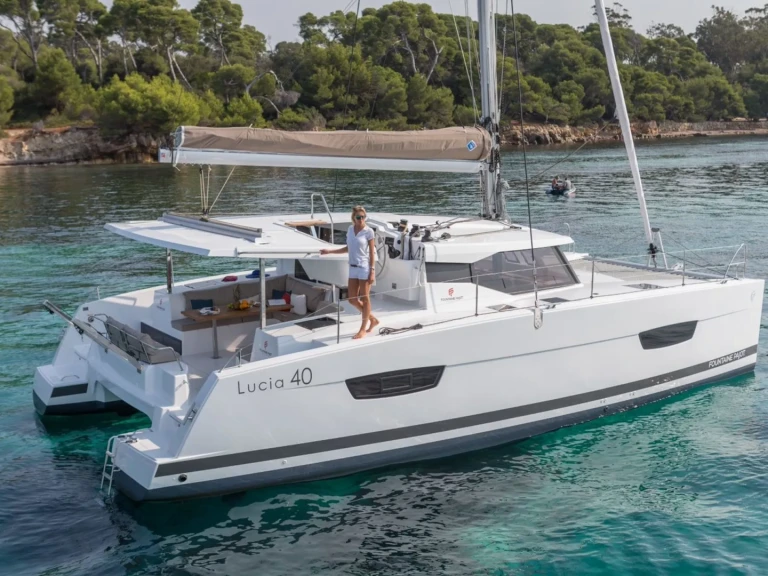 Noleggiare una Fountaine Pajot Lucia 40 (3cab) a Cogolin