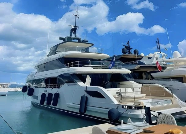 Noleggiare una Benetti Yachts (Italie Oasis 40M a Francia