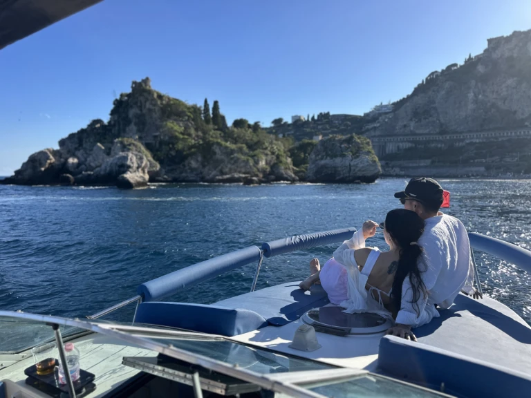 Noleggio Barca a motore Celebrity con patente nautica