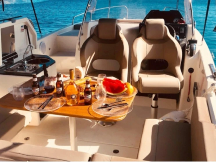 Noleggiare una Quicksilver Activ 755 Sundeck a Hyères