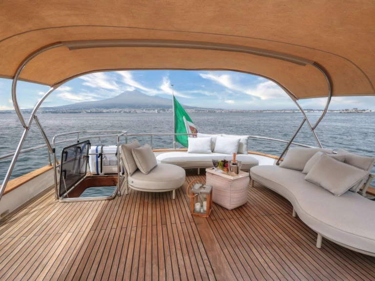 Noleggio Yacht di lusso a Napoli – Terranova Yachts AZUR
