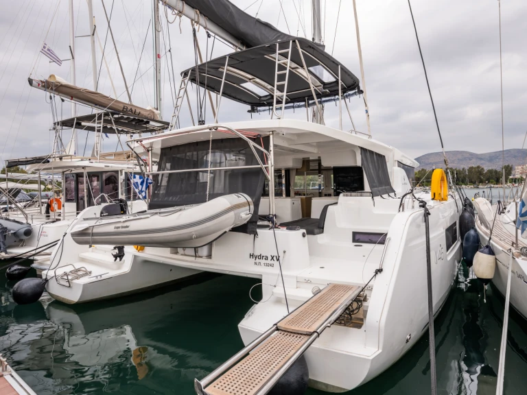 Catamarano a noleggio a Néa Péramos al miglior prezzo