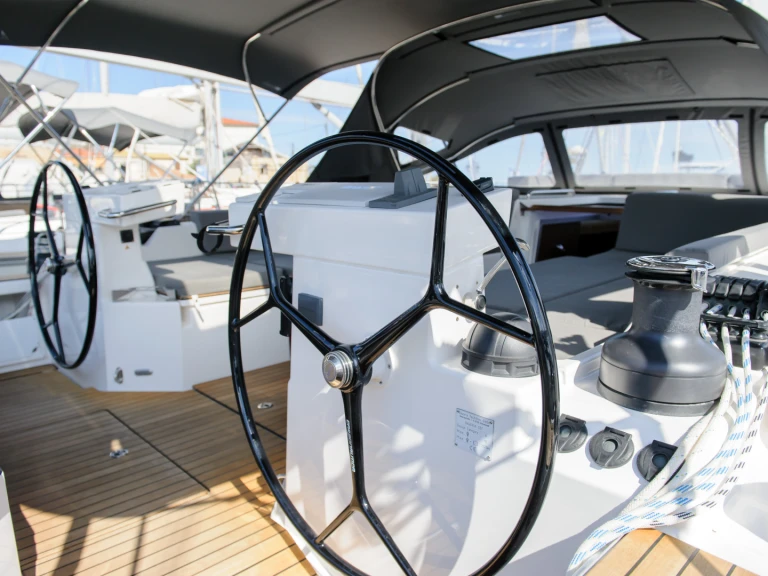 Noleggiare una Bavaria Bavaria C57 a Néa Péramos