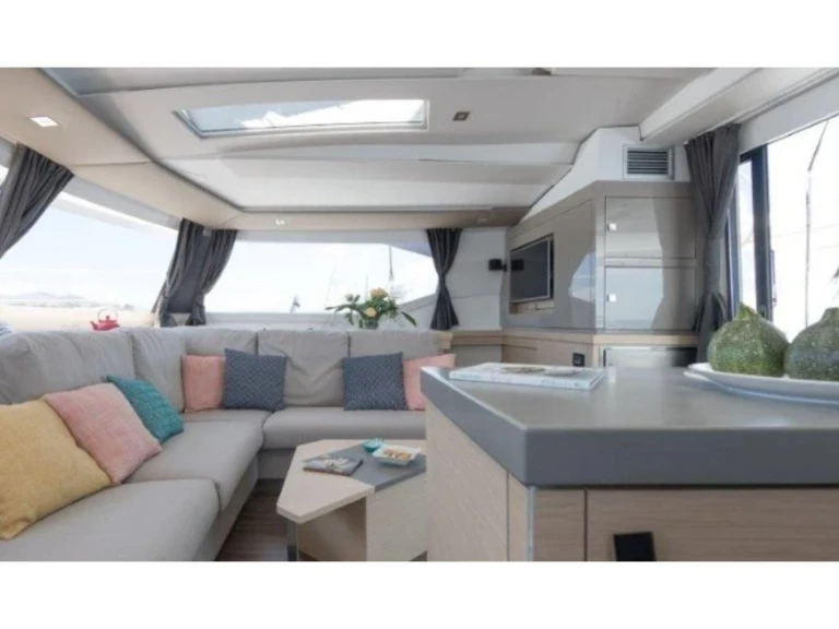 Noleggiare una Fountaine Pajot Saona 47 a Álimos