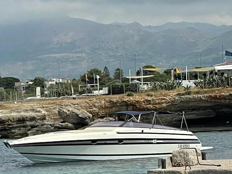 Noleggio Barca a motore con o senza skipper Cherokee Yachts  a Distretto di Lugano