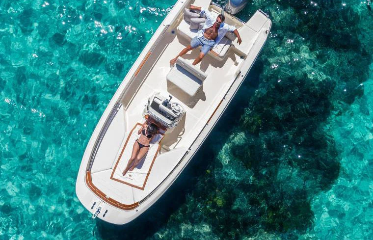 Noleggio Barca a motore Invictus  con patente nautica