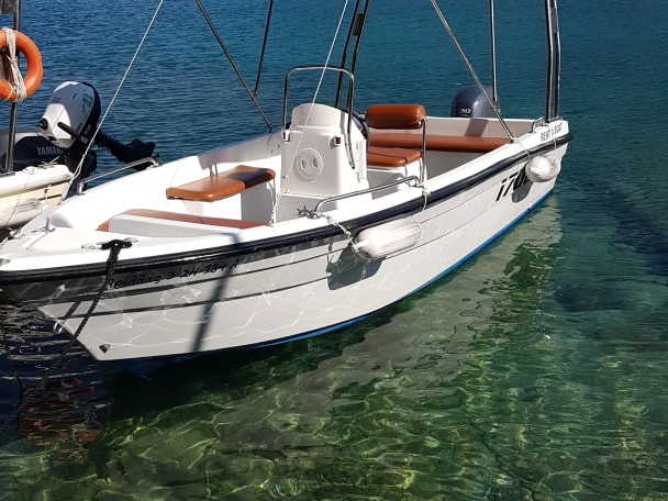 Barca a motore a noleggio a Aríllas al miglior prezzo