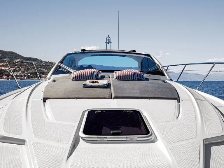 Noleggiare una Azimut Azimut Atlantis 45 a Podstrana