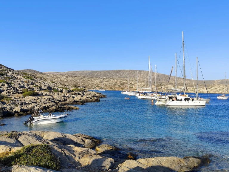 Barca a motore a noleggio a Káto Goúves al miglior prezzo