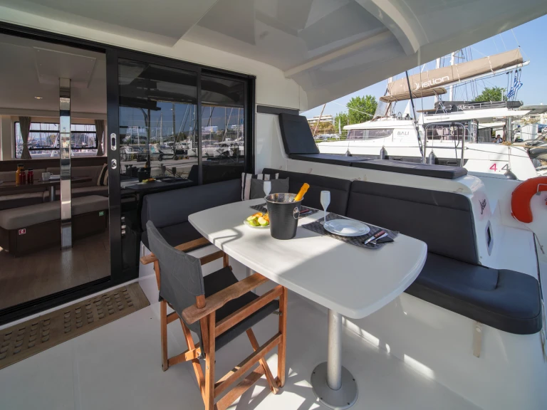 Noleggiare una Lagoon Lagoon 42 a Álimos