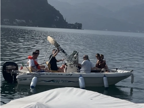 Barca a motore a noleggio a Brusimpiano al miglior prezzo