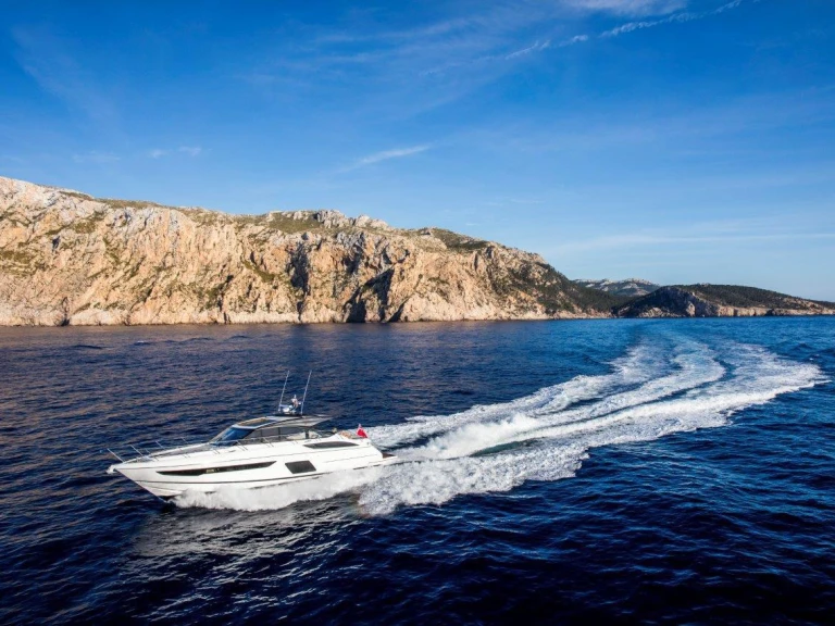 Barca a motore a noleggio a Marina Botafoch al miglior prezzo