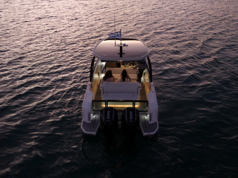 Barca a motore a noleggio a Anávyssos al miglior prezzo