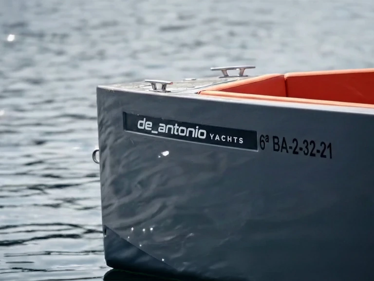 Barca a motore a noleggio a Santa Eulària des Riu al miglior prezzo