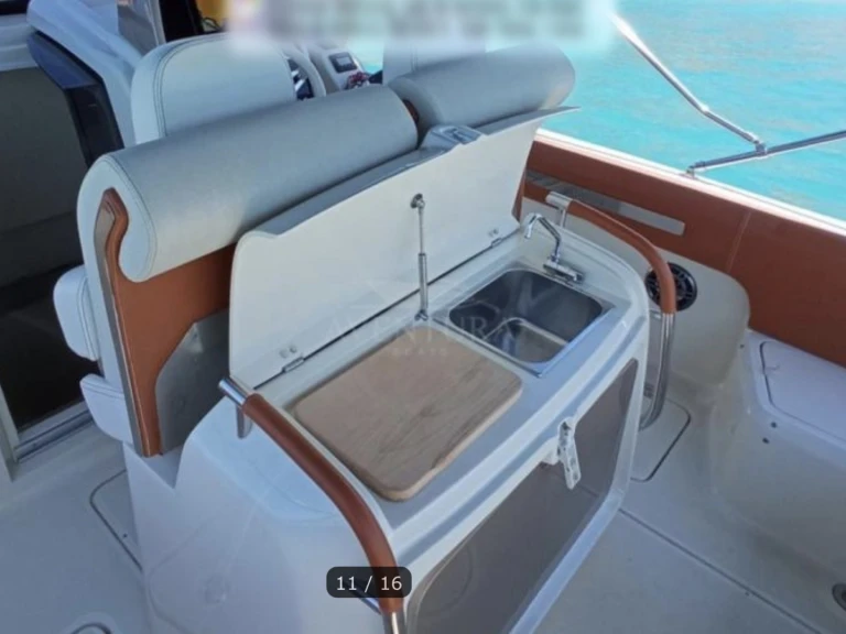 Noleggio Barca a motore Invictus  con patente nautica