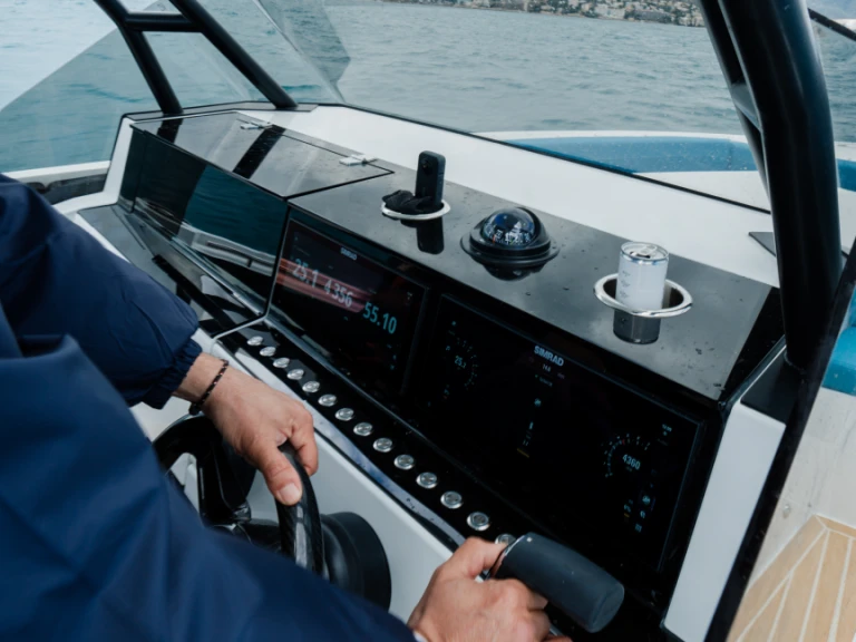 Barca a motore a noleggio a Marina Botafoch al miglior prezzo