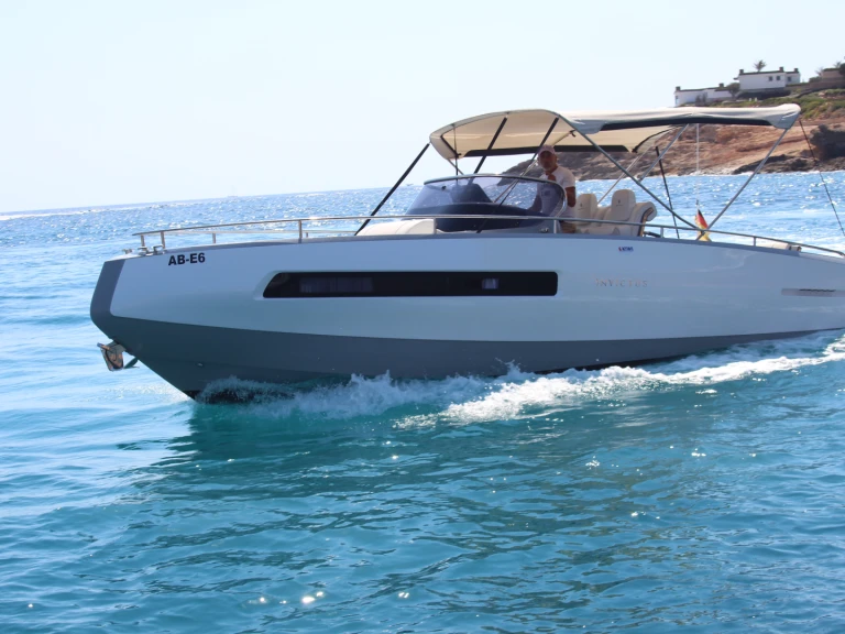 Barca a motore a noleggio a El Toro al miglior prezzo