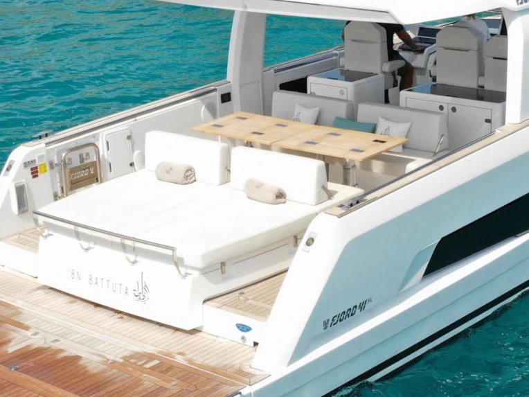 Barca a motore a noleggio a Santa Eulària des Riu al miglior prezzo