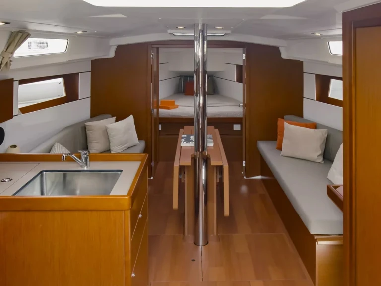 Noleggiare una Bénéteau Oceanis 35.1 a Cagliari