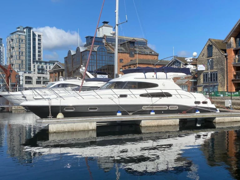 Noleggio Yacht di lusso Sealine con patente nautica