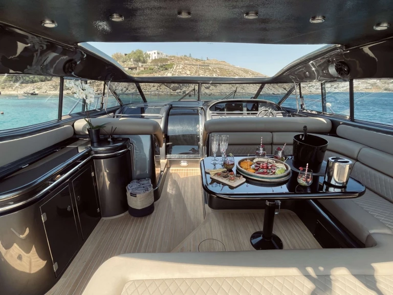 Noleggio Yacht di lusso Sunseeker con patente nautica