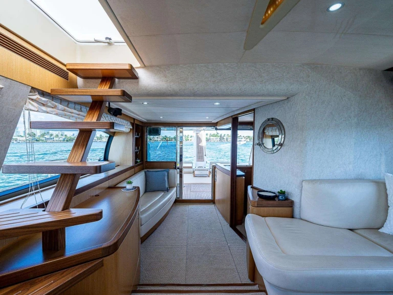 Noleggio Yacht di lusso Ferretti con patente nautica