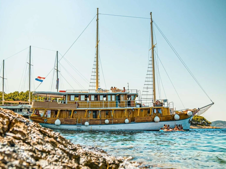 Yacht di lusso a noleggio a Ražanj al miglior prezzo