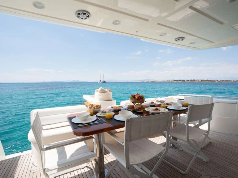 Noleggio Yacht di lusso Ferretti con patente nautica
