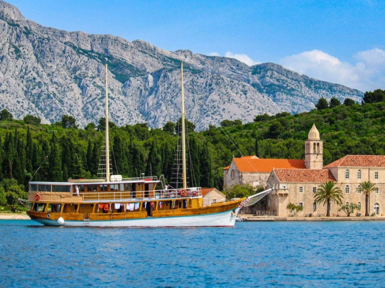 Noleggio Yacht di lusso Custom con patente nautica