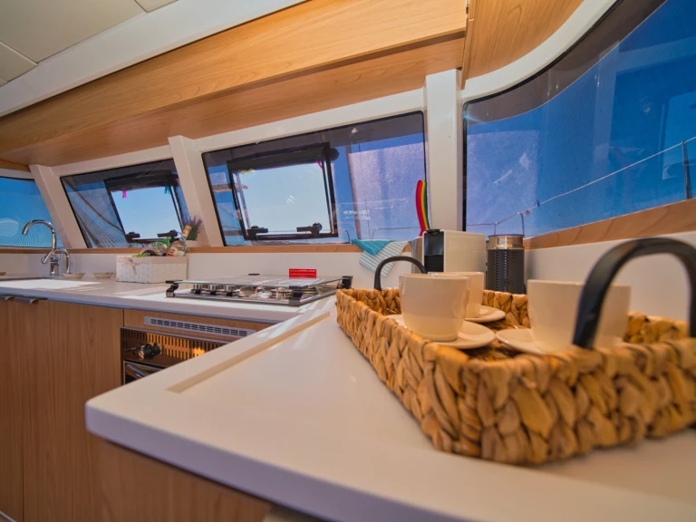 Catamarano a noleggio a Gouviá al miglior prezzo