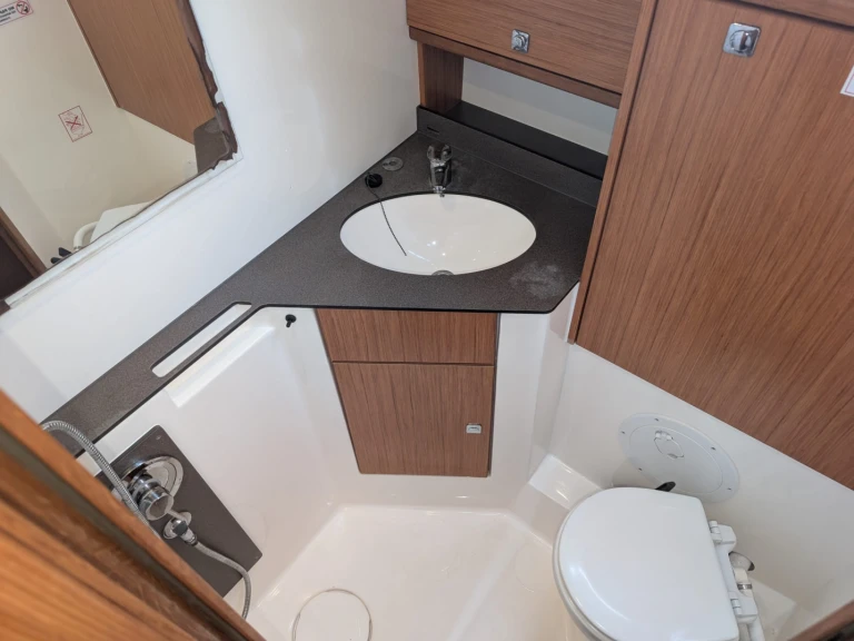 Barca a vela a noleggio a Rogosnizza al miglior prezzo