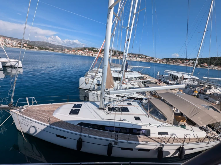 Barca a vela a noleggio a Rogosnizza al miglior prezzo