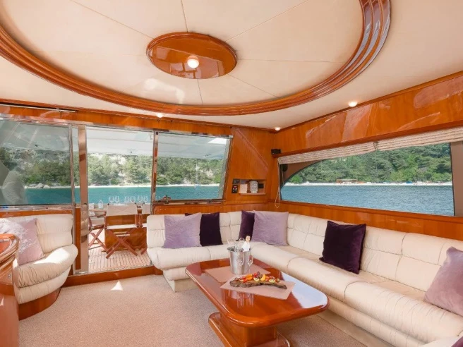 Noleggio Yacht di lusso Fairline con patente nautica