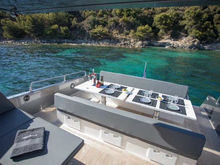 Barca a motore a noleggio a Marine de Sant'Ambrogio al miglior prezzo