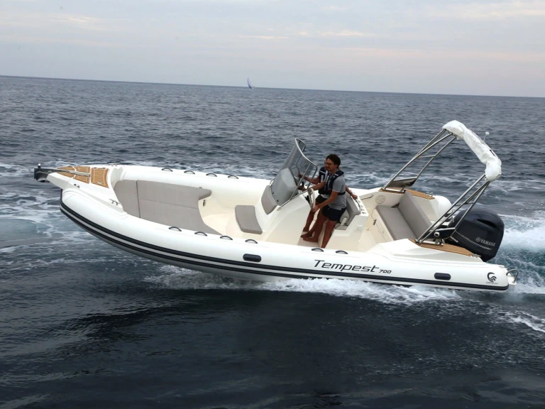 Noleggio Gommone a Marine de Sant'Ambrogio – Capelli Tempest 700 CUP