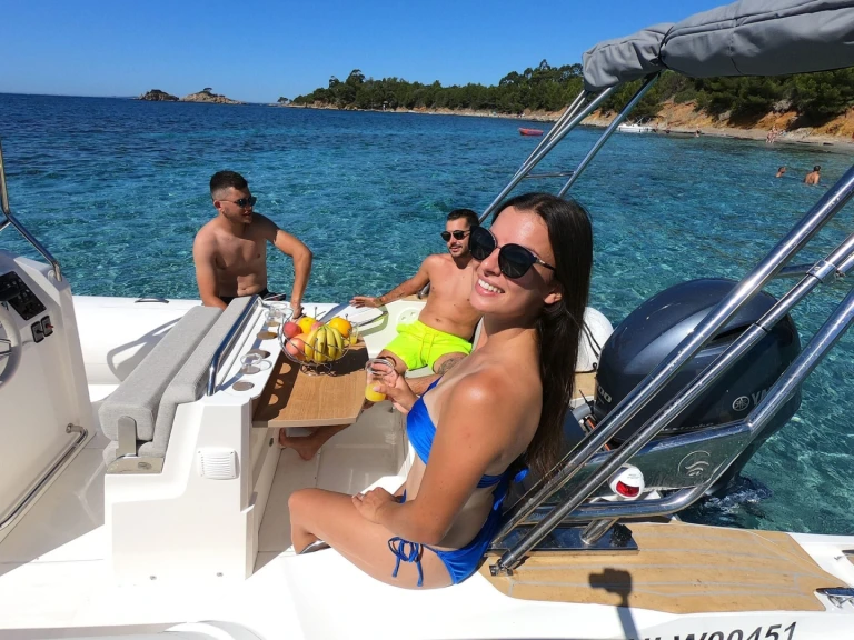 Noleggio Gommone con o senza skipper Capelli a Marine de Sant'Ambrogio