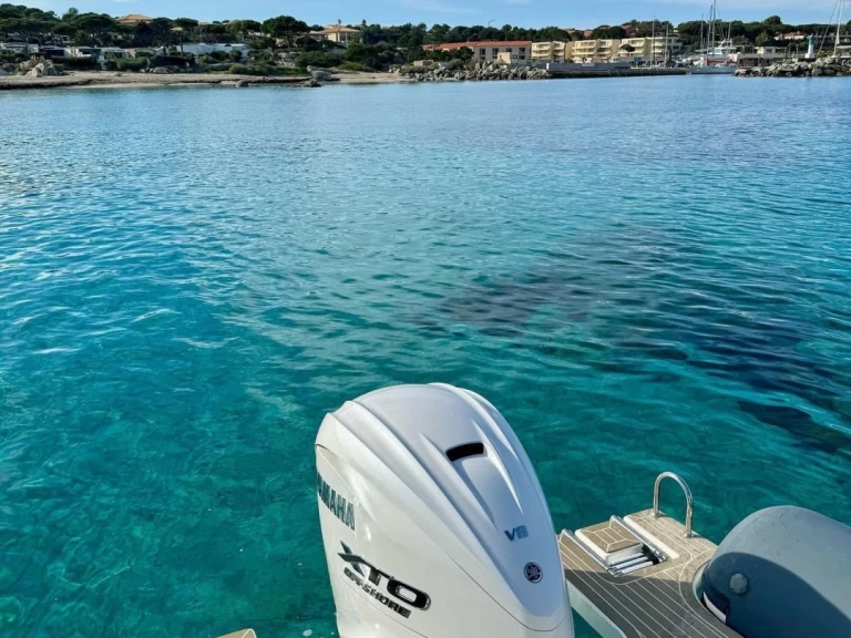 Gommone a noleggio a Marine de Sant'Ambrogio al miglior prezzo