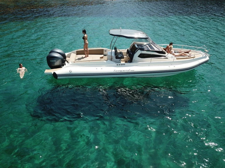 Gommone a noleggio a Marine de Sant'Ambrogio al miglior prezzo