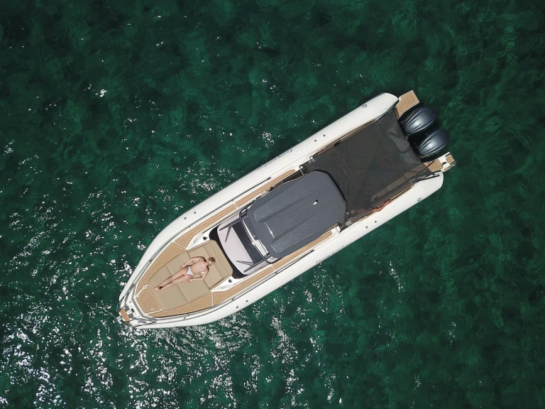 Noleggiare una Capelli Tempest 1000 WA a Marine de Sant'Ambrogio