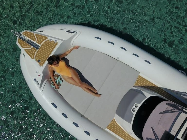 Noleggio Gommone a Marine de Sant'Ambrogio – Capelli CAPELLI 1000 TEMPEST CC