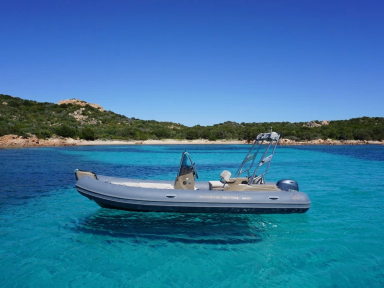 Noleggiare una Capelli Capelli 600 a Porto Rotondo