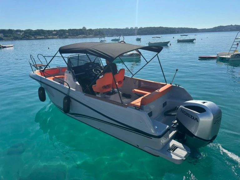 Jeanneau 755 da affittare a  Macarsca