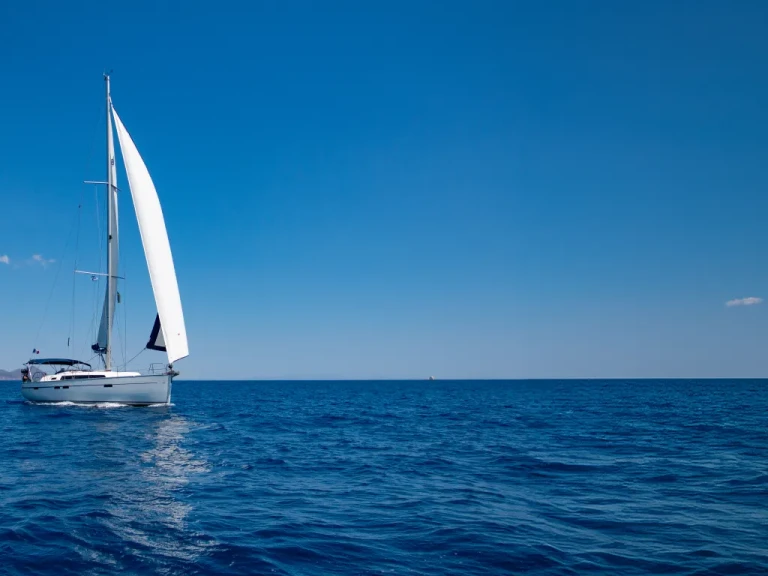 Barca a vela a noleggio a Nikiána al miglior prezzo