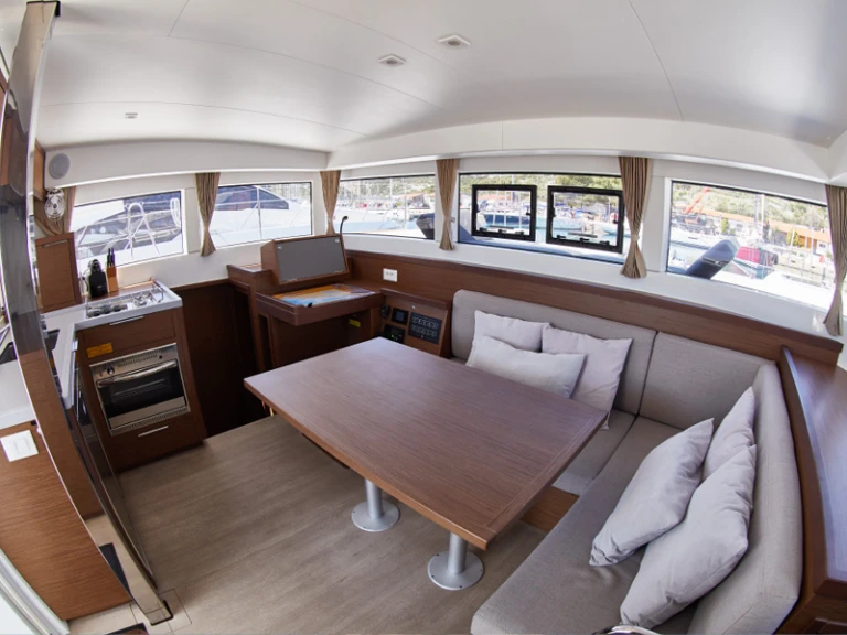 Catamarano a noleggio a Pola al miglior prezzo